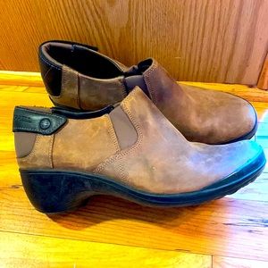 Merrell Veranda Cloudy size 8-1/2 slip on leather clogs shoes 2” heel brown EUC